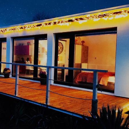 Ranch 66 - Moderni Tiny House Black Swallow Ve Stylu Route 66 Se Saunou A Bazenem Trsice ภายนอก รูปภาพ