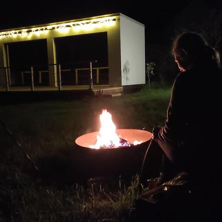 Ranch 66 - Moderni Tiny House Black Swallow Ve Stylu Route 66 Se Saunou A Bazenem Trsice ภายนอก รูปภาพ