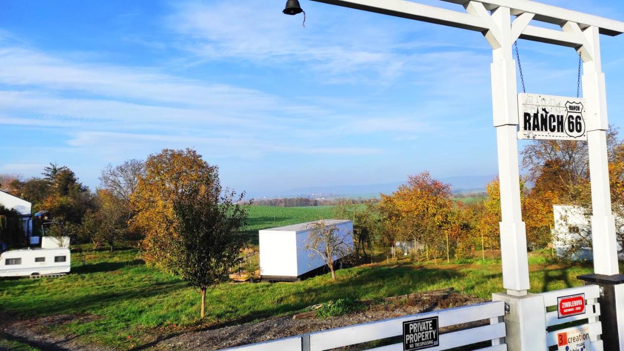 Ranch 66 - Moderni Tiny House Black Swallow Ve Stylu Route 66 Se Saunou A Bazenem Trsice ภายนอก รูปภาพ