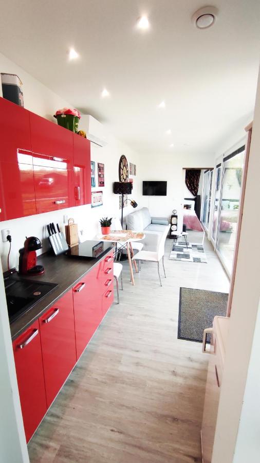 Ranch 66 - Moderni Tiny House Black Swallow Ve Stylu Route 66 Se Saunou A Bazenem Trsice ภายนอก รูปภาพ