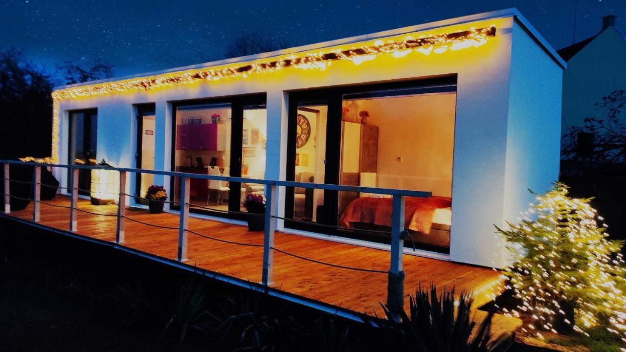 Ranch 66 - Moderni Tiny House Black Swallow Ve Stylu Route 66 Se Saunou A Bazenem Trsice ภายนอก รูปภาพ