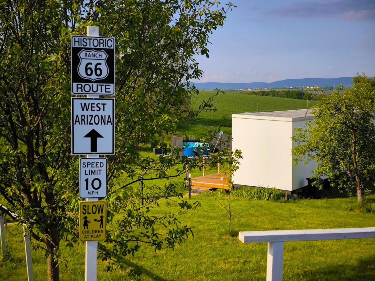 Ranch 66 - Moderni Tiny House Black Swallow Ve Stylu Route 66 Se Saunou A Bazenem Trsice ภายนอก รูปภาพ