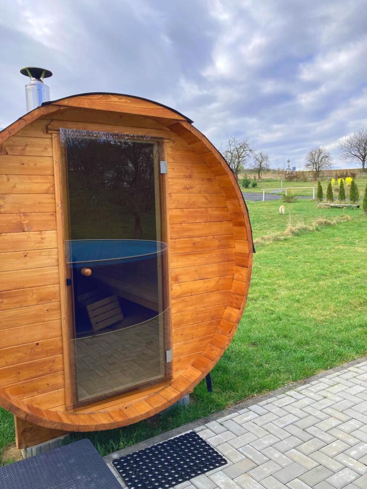 Ranch 66 - Moderni Tiny House Black Swallow Ve Stylu Route 66 Se Saunou A Bazenem Trsice ภายนอก รูปภาพ